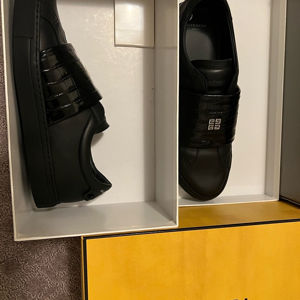 black rare Givenchy shoes nice touch on top worn 2 times box nd cloth bags
